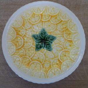 Bord met reliëf van citrusvrucht